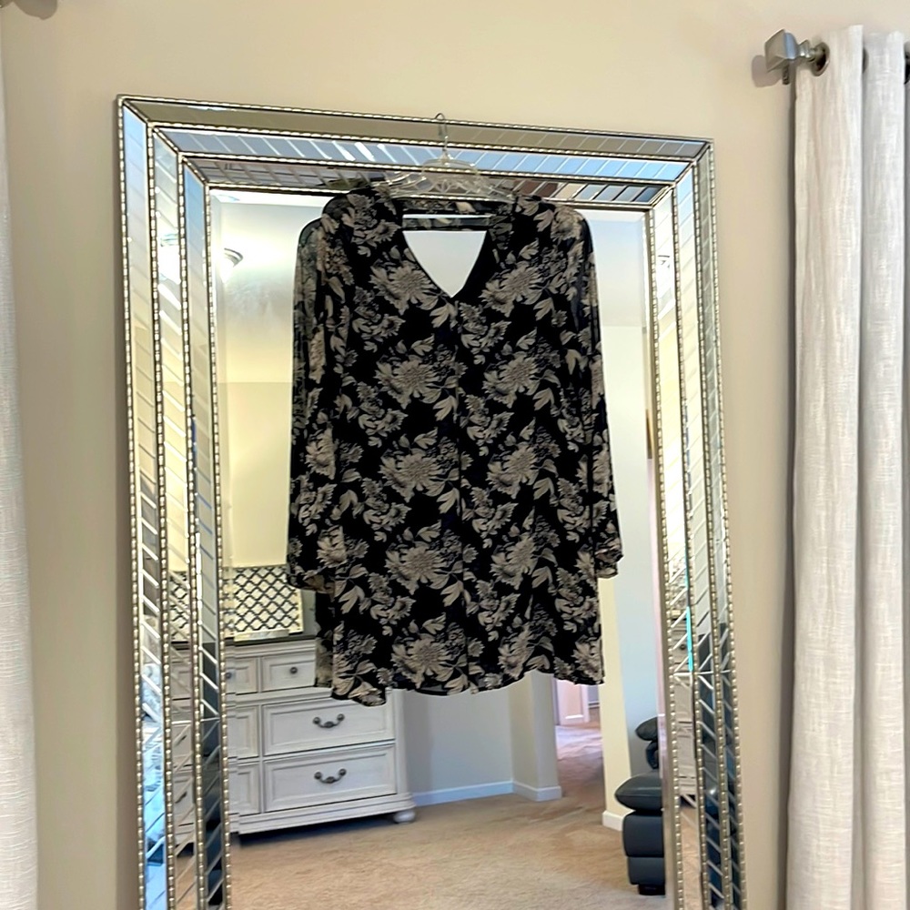 Honey Bell flowy dinner mini dress.  Great wedding guest attire. 33” long.